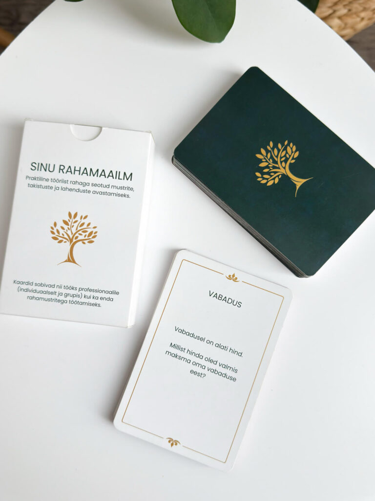 Kaardipakk "Sinu Rahamaailm". Kaardid laual.
